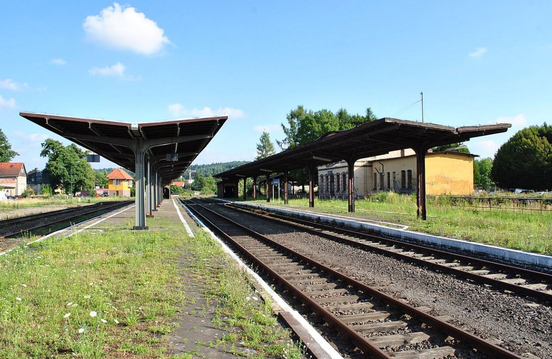 Dolny Śląsk: Wyłoniono wykonawcę rewitalizacji linii 284 – po 35 latach pociągi pasażerskie powrócą na odcinek Jerzmanice‑Zdrój – Lwówek Śląski