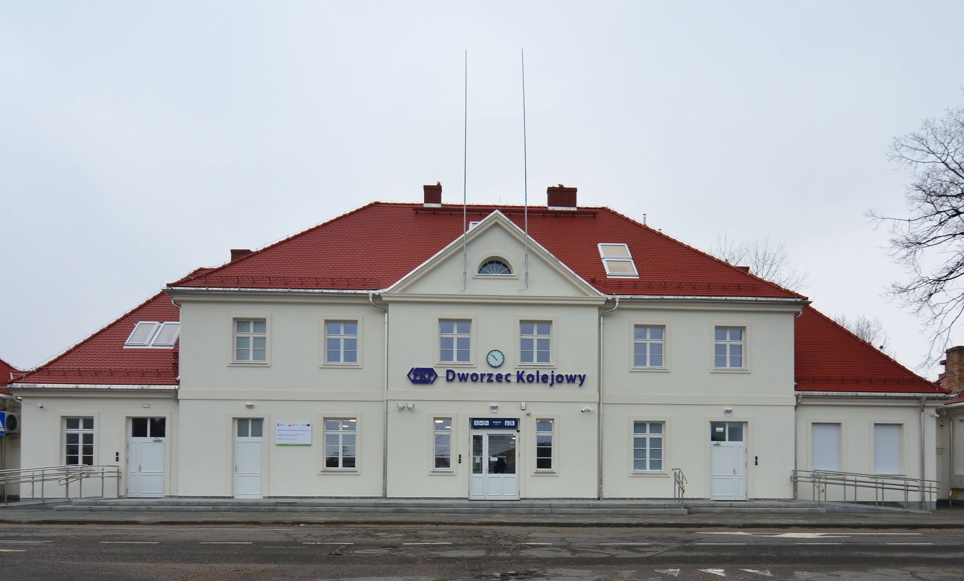 Zabytkowy, przedwojenny dworzec kolejowy we Władysławowie otwarty dla podróżnych
