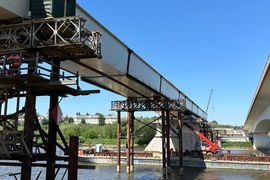 300-tonowy kolos dotarł na miejsce - finał trudnego etapu budowy mostu w Sandomierzu 