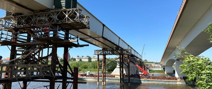 300-tonowy kolos dotarł na miejsce - finał trudnego etapu budowy mostu w Sandomierzu 