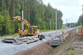 Na Kaszubach trwa modernizacja linii kolejowej nr 201 dla lepszych podróży pociągiem i sprawniejszego przewozu towarów koleją do portu morskiego w Gdyni