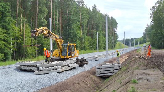 Na Kaszubach trwa modernizacja linii kolejowej nr 201 dla lepszych podróży pociągiem i sprawniejszego przewozu towarów koleją do portu morskiego w Gdyni