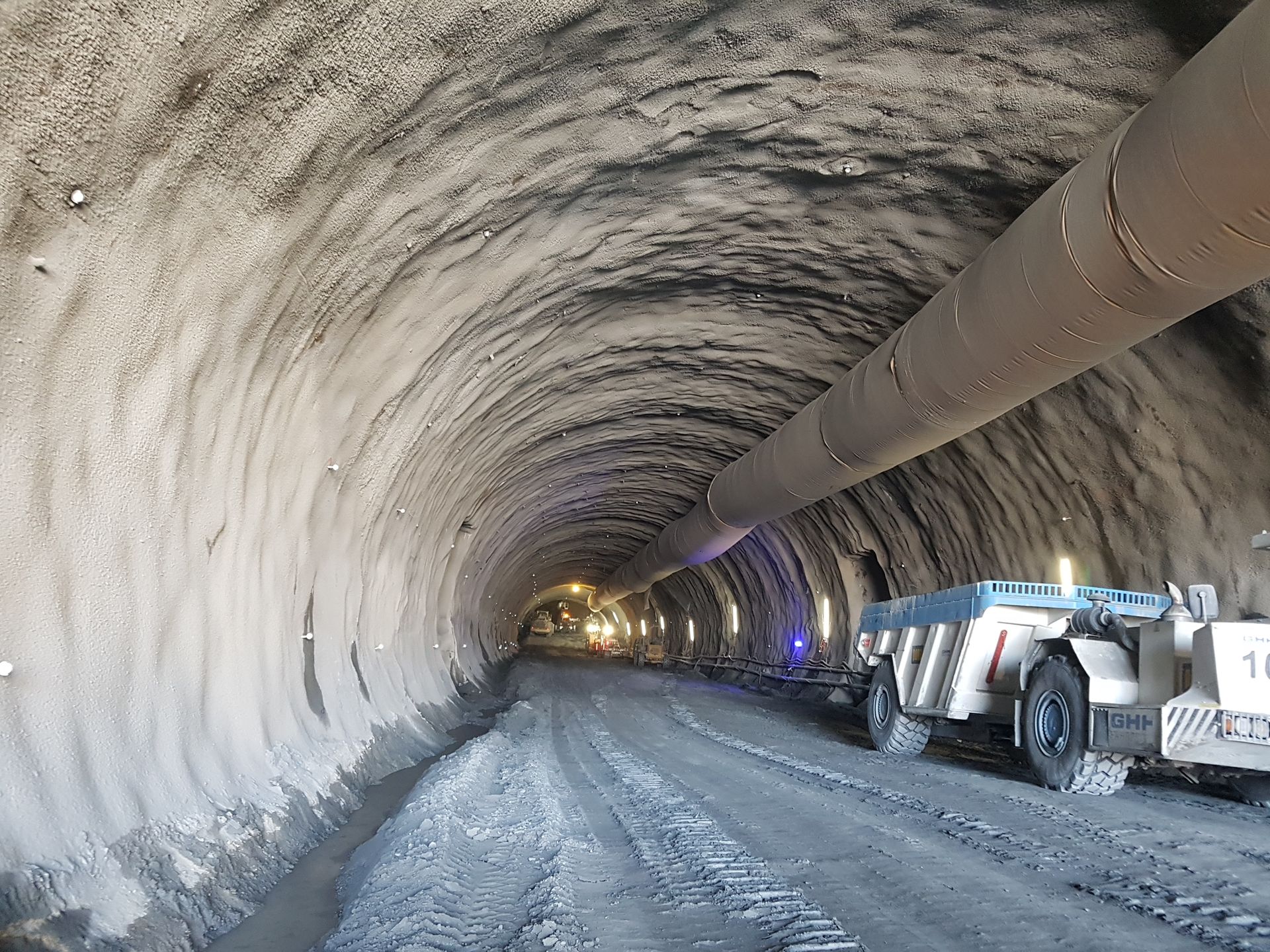 Półmetek drążenia tunelu drogowego w Starych Bogaczowicach w ciągu drogi ekspresowej S3 