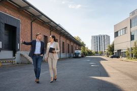 Hala, magazyn, lokal z najemcą. Od czego zależy, ile kapitału da się uwolnić z nieruchomości komercyjnej?
