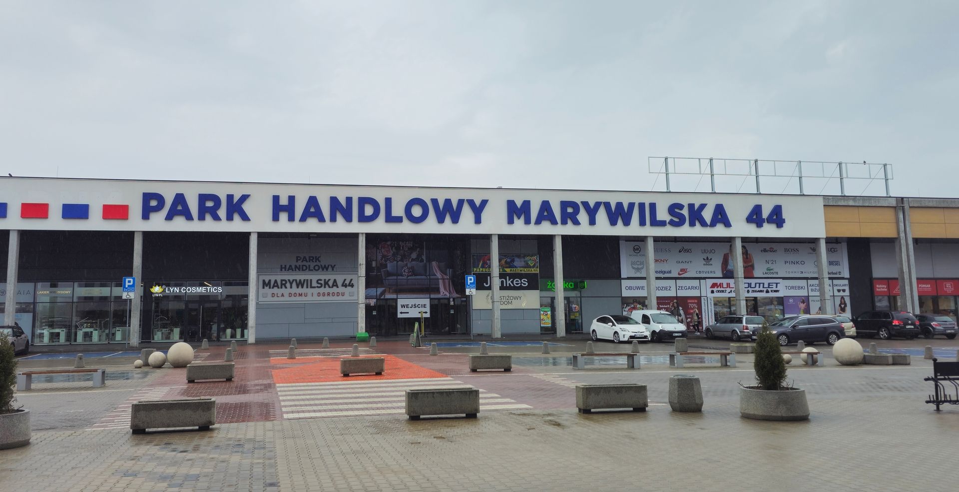 Marywilska 44 wstaje z kolan. Co dalej z centrum handlowym 