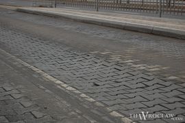[Wrocław] Zapada się bruk na buspasie przebudowanej ulicy Strzegomskiej