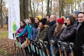 Zabytkowy park w Pietrzykowicach pod Wrocławiem otrzymał nowe drzewa