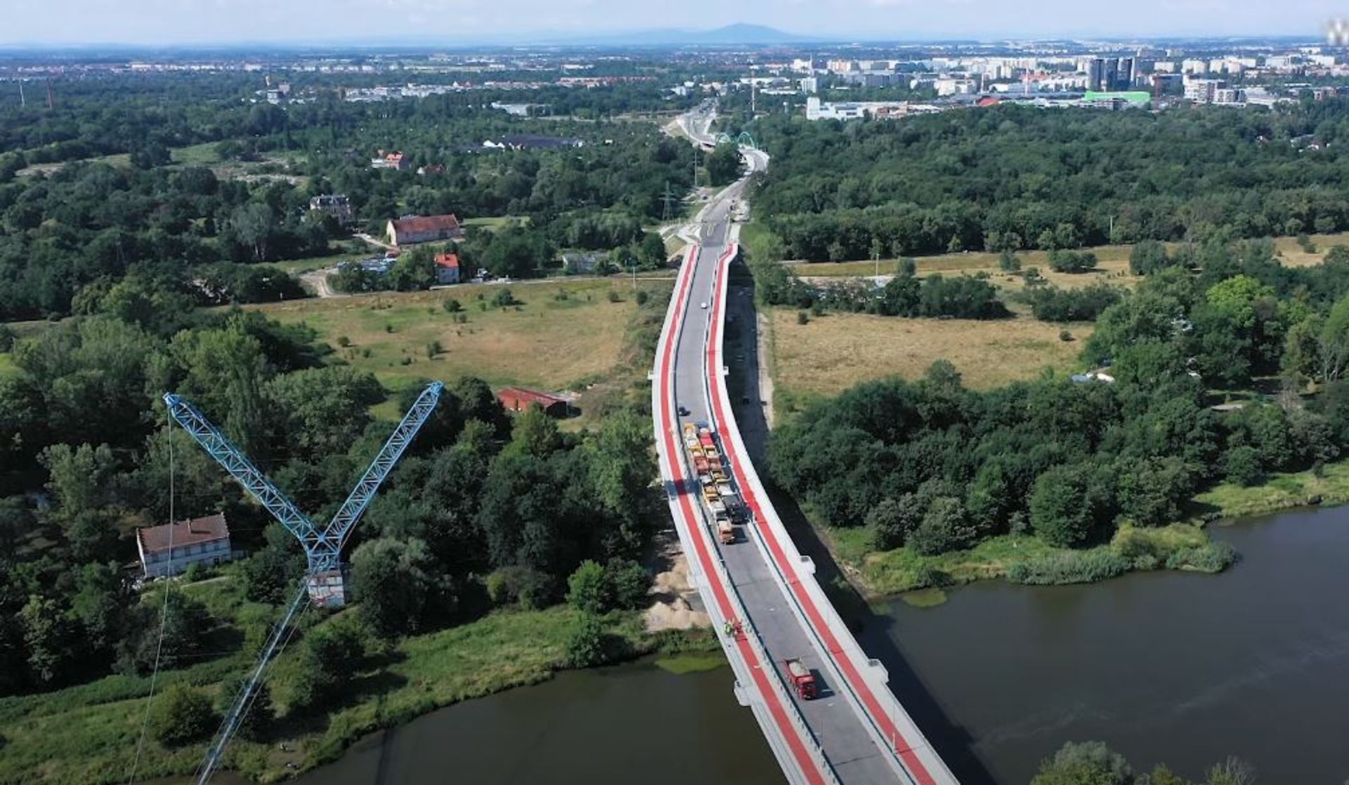 16 ciężarówek przetestowało nowy most Olimpijski powstający we Wrocławiu, w ramach budowy Alei Wielkiej Wyspy 