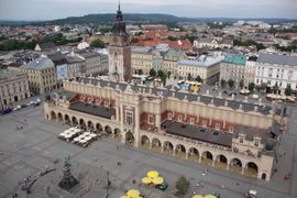 Koniec z betonozą na Rynku Głównym w Krakowie. Po kilkudziesięciu latach wrócą drzewa