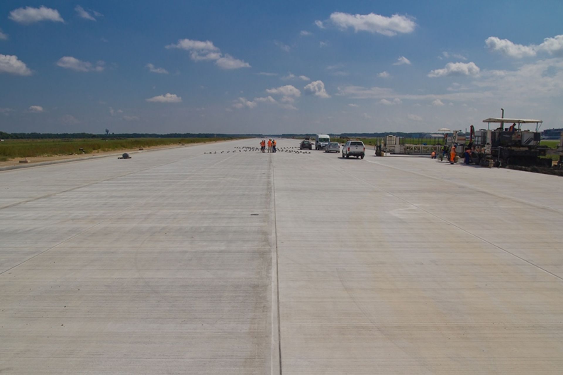  Finalizacja prac przy układaniu nawierzchni nowej drogi startowej w Katowice Airport