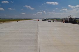 [Katowice] Finalizacja prac przy układaniu nawierzchni nowej drogi startowej w Katowice Airport