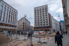 W centrum Warszawy trwa przebudowa Placu Pięciu Rogów [FILM + ZDJĘCIA]