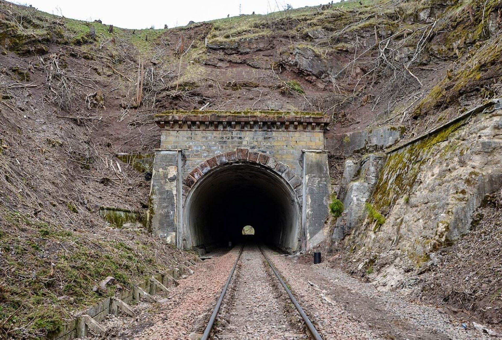 Rusza modernizacja zabytkowego tunelu na Dolnym Śląsku. Pociągi do Czech przyspieszą pięciokrotnie — nawet do 100 km/h