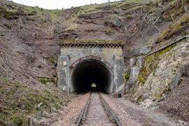Rusza modernizacja zabytkowego tunelu na Dolnym Śląsku. Pociągi do Czech przyspieszą pięciokrotnie — nawet do 100 km/h