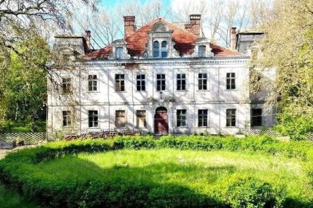 Zabytkowy pałac słynnego detektywa Krzysztofa Rutkowskiego na Dolnym Śląsku wystawiony na sprzedaż [ZDJĘCIA]