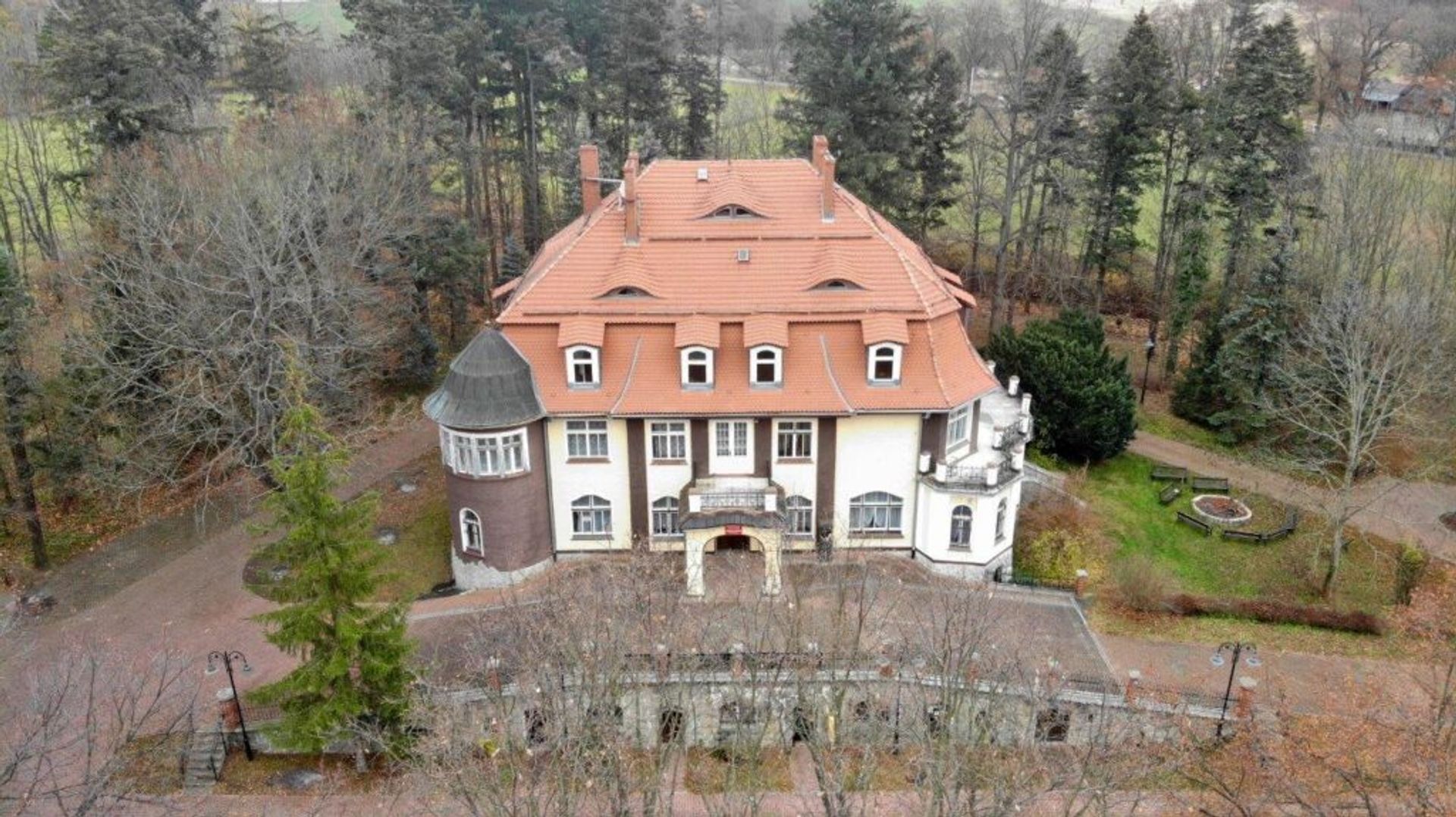 Ogłoszono przetarg na sprzedaż zabytkowego kompleksu pałacowo-parkowego w Muchowie na Dolnym Śląsku