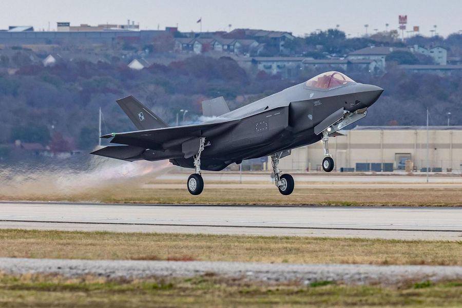Wiązki elektryczne do samolotów F-35 i struktury kokpitów do śmigłowców Black Hawk będą produkowane w Polsce