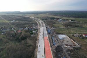 Trwają zaawansowane prace na budowie odcinka drogi ekspresowej S6 – obwodnicy Koszalina [FILM]