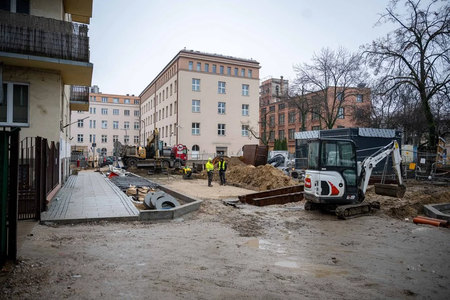 Plac Komuny Paryskiej w Łodzi w remoncie. Jest już chodnik od Sienkiewicza. Jak idzie reszta prac? [ZDJĘCIA]