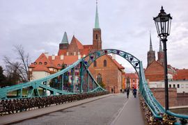 [Wrocław] Miasto wyremontuje most Tumski w ciągu trzech lat. Usunie kłódki zakochanych