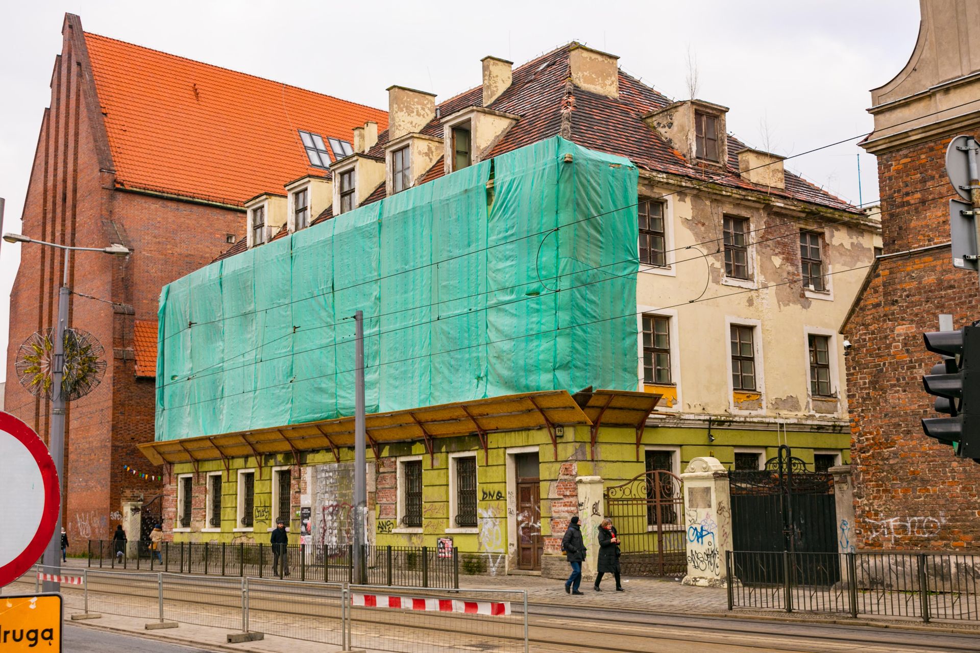 Wrocław: Opóźnienie w przebudowie dawnego budynku Banku Śląskiego. Zamieni się w biurowiec Centric 