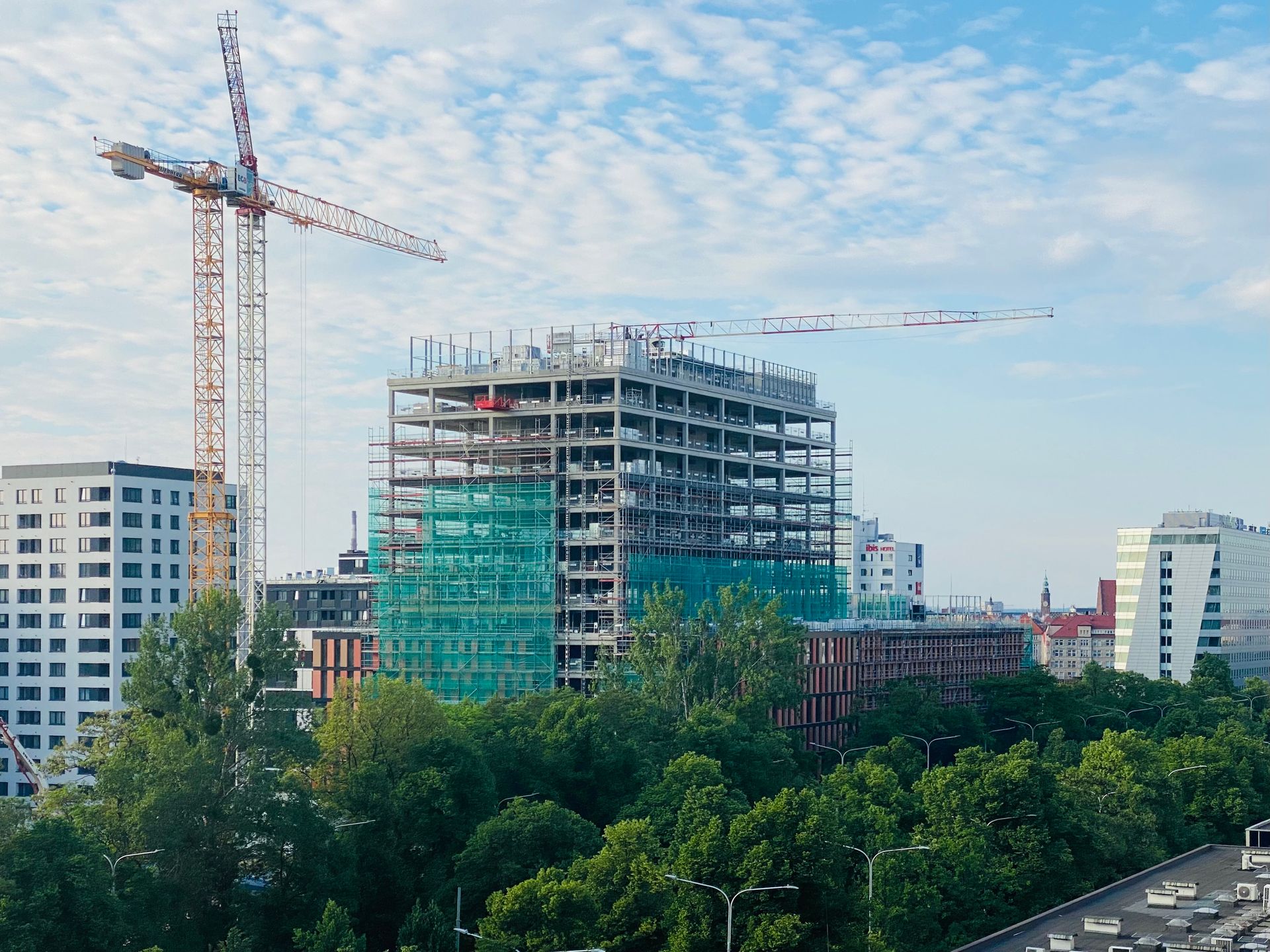 W centrum Wrocławia trwa budowa ponad 50-metrowego biurowca MidPoint 71 