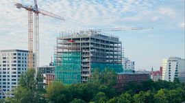 W centrum Wrocławia trwa budowa ponad 50-metrowego biurowca MidPoint 71 [ZDJĘCIA + WIZUALIZACJE]