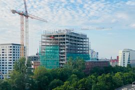 W centrum Wrocławia trwa budowa ponad 50-metrowego biurowca MidPoint 71 [ZDJĘCIA + WIZUALIZACJE]