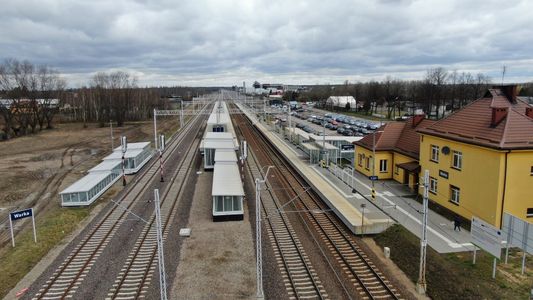 Z samochodu do pociągów – nowe miejsca parkingowe przy mazowieckich przystankach