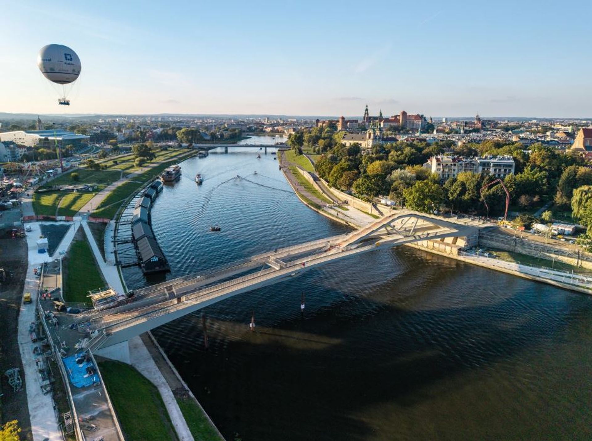 Futurystyczna kładka Kazimierz-Ludwinów w centrum Krakowa otwarta dla pieszych i rowerzystów 