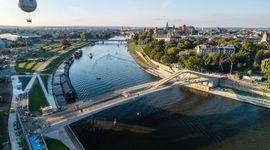 Futurystyczna kładka Kazimierz-Ludwinów w centrum Krakowa otwarta dla pieszych i rowerzystów [FILMY+ZDJĘCIA]