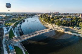 Futurystyczna kładka Kazimierz-Ludwinów w centrum Krakowa otwarta dla pieszych i rowerzystów [FILMY+ZDJĘCIA]