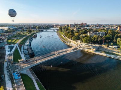 Futurystyczna kładka Kazimierz-Ludwinów w centrum Krakowa otwarta dla pieszych i rowerzystów [FILMY+ZDJĘCIA]