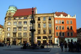 [Wrocław] Rynek wraca do normalności. Montują ławki, kosze i stojaki rowerowe
