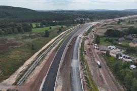 Za ponad 726 mln zł powstaje 16 km odcinek drogi ekspresowej S74 pod Kielcami [FILMY]
