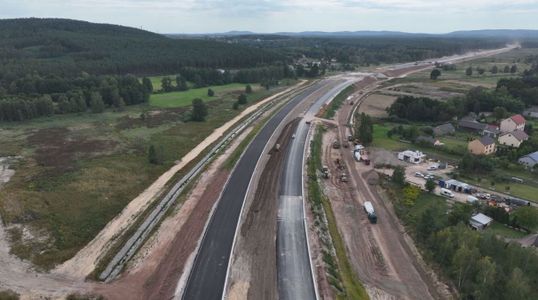 Za ponad 726 mln zł powstaje 16 km odcinek drogi ekspresowej S74 pod Kielcami [FILMY]