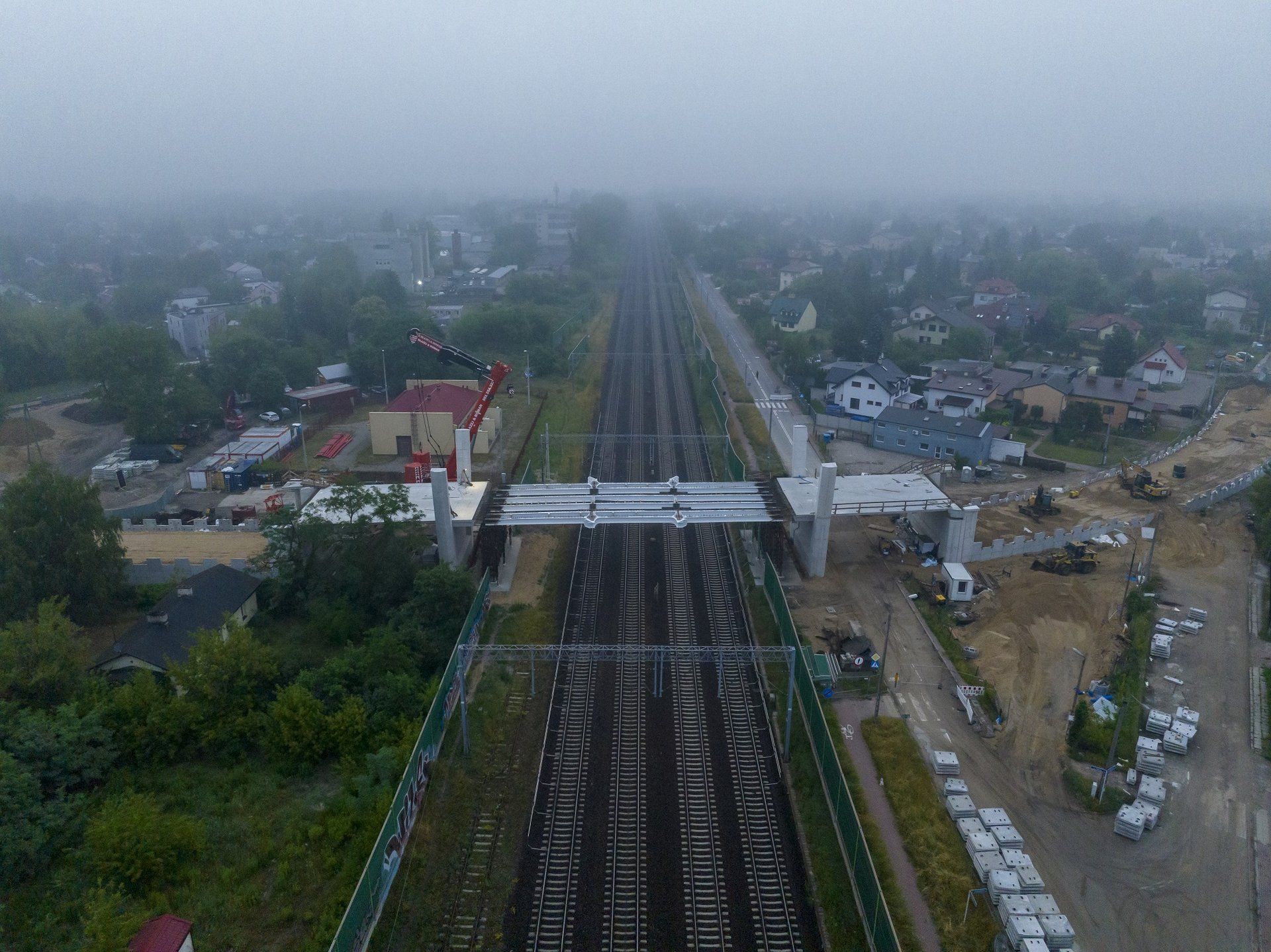 Nowy wiadukt kolejowy już nad torami w Pruszkowie 