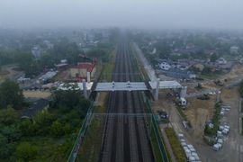 Nowy wiadukt kolejowy już nad torami w Pruszkowie [FILM]