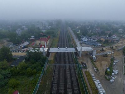 Nowy wiadukt kolejowy już nad torami w Pruszkowie [FILM]