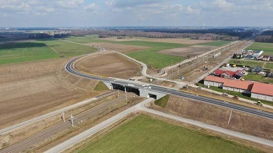 Rail Baltica: Większość dwupoziomowych skrzyżowań dróg z torami na podlaskim odcinku trasy jest już użytkowana