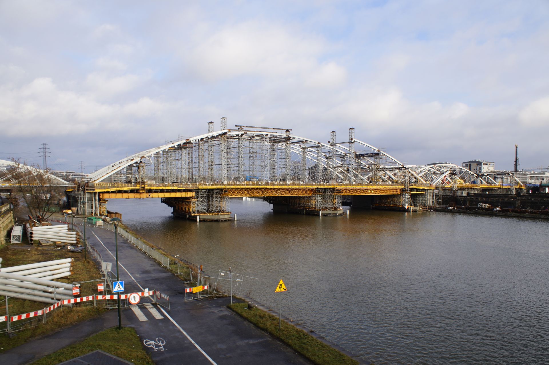 W centrum Krakowa trwa budowa pieszo-rowerowego mostu kolejowego nad Wisłą 
