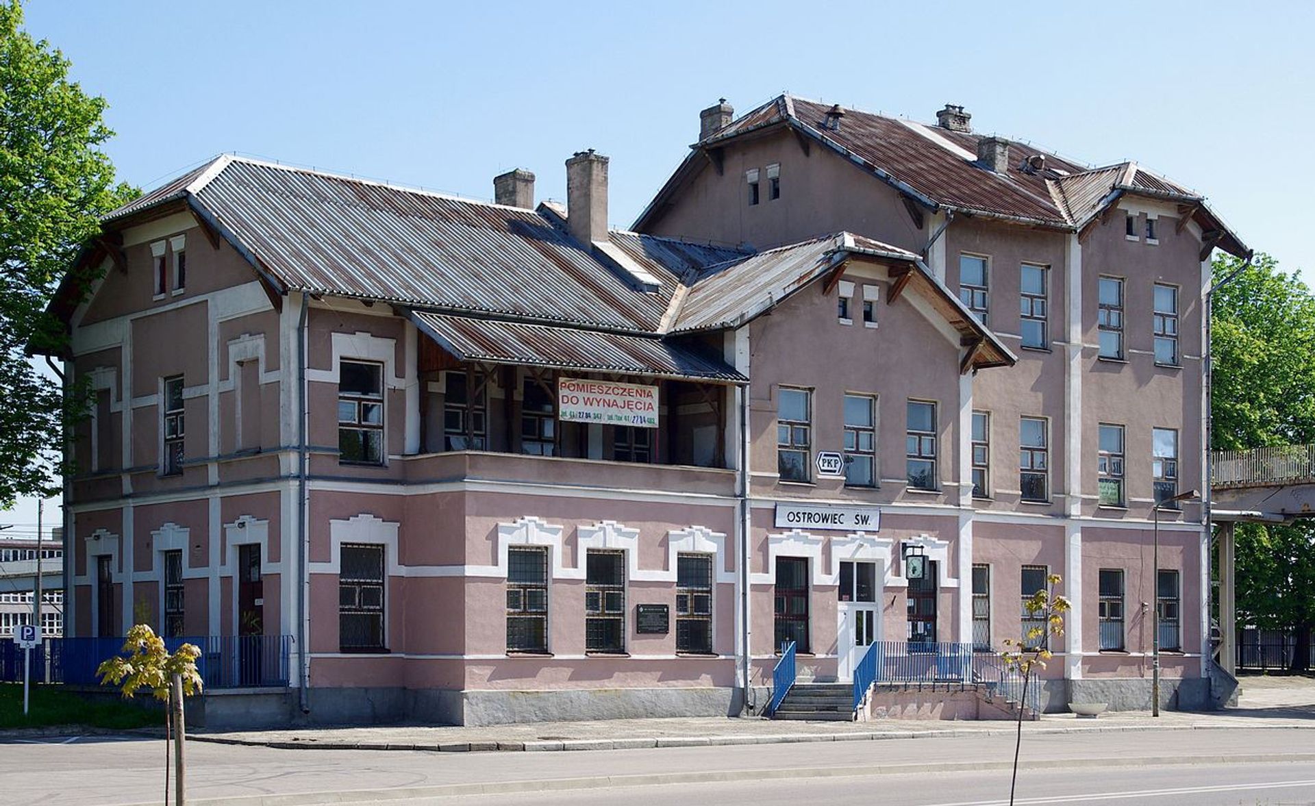 Zabytkowy dworzec kolejowy w Ostrowcu Świętokrzyskim przejdzie rewitalizację