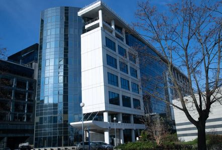 Alior Bank wystawia na sprzedaż biurowiec w centrum Warszawy