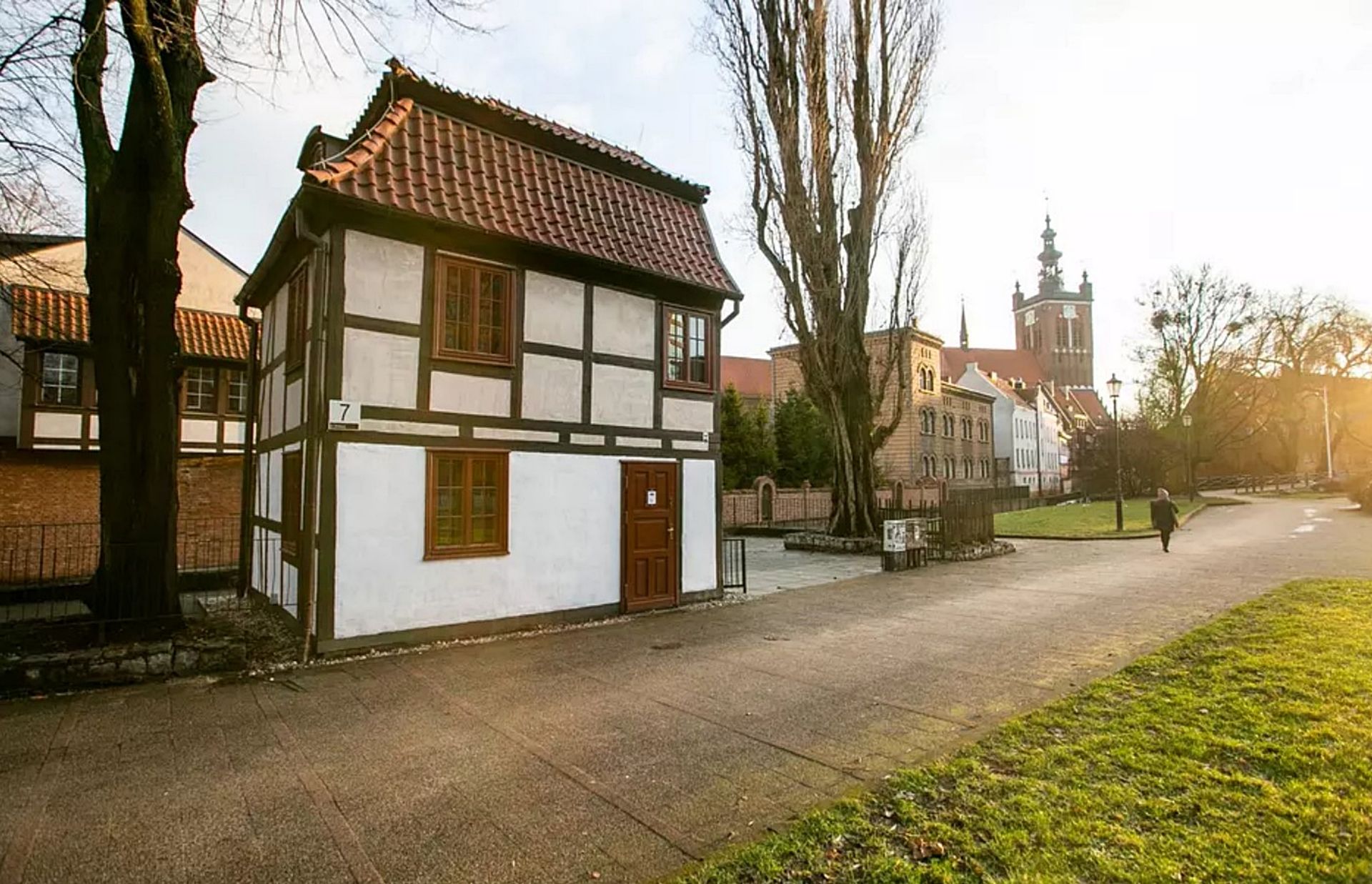 Słynny zabytkowy "Dom na kurzej łapce" w centrum Gdańska z nowym najemcą