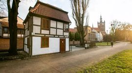 Słynny zabytkowy "Dom na kurzej łapce" w centrum Gdańska z nowym najemcą