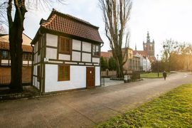 Słynny zabytkowy "Dom na kurzej łapce" w centrum Gdańska z nowym najemcą