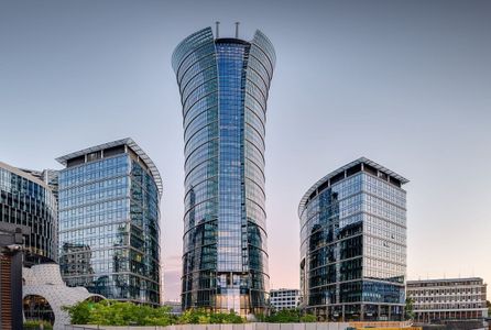 Warszawa: Największa agencja Unii Europejskiej pozostaje w biurowcu Spire B przez kolejne 3 lata