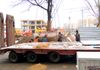 [Warszawa] Inwestor przesadza 29-tonowy dąb szypułkowy, jako kolejne duże drzewo na terenie budowy przy ul. Pełczyńskiego 20C w Warszawie