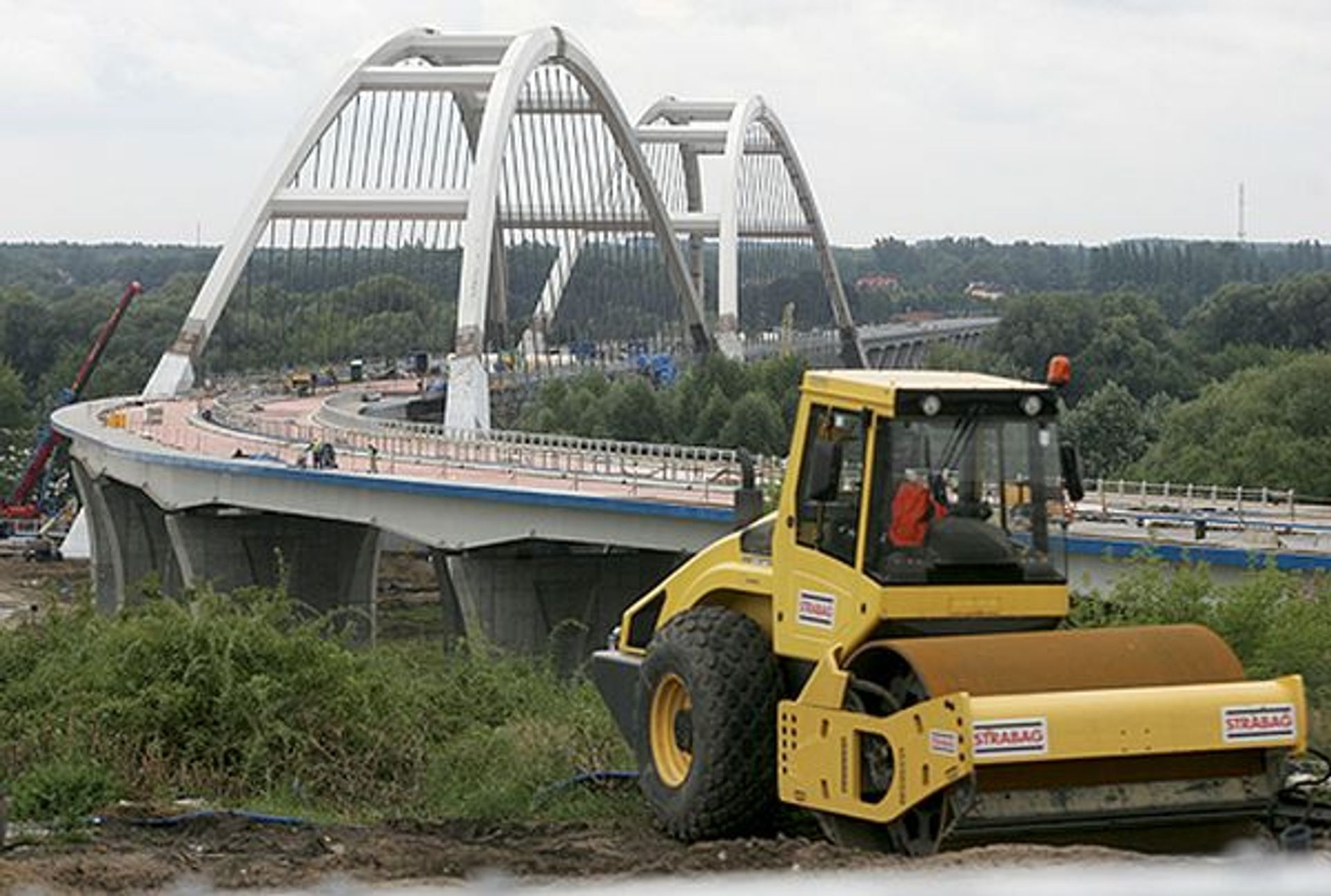  Trwają prace po obu stronach mostu