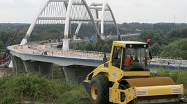 [Toruń] Trwają prace po obu stronach mostu